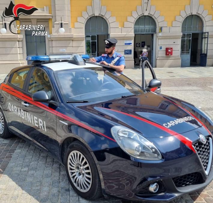 19enne straniero nasconde un profumo negli slip e tenta di uscire dal negozio senza pagare. Arrestato