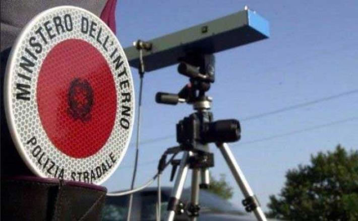 L'A15 nei pressi di Parma come una pista di Formula 1: immortalato a 212 km/h finisce nei (maxi) guai