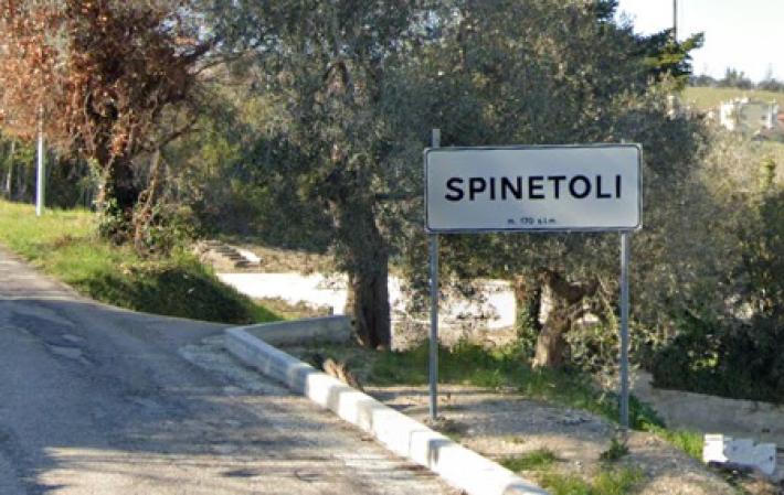 Bambino di tre anni cade in un canale irriguo, condizioni disperate