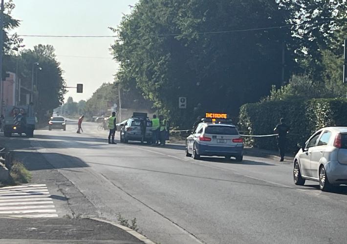 Incidente mortale all'alba a San Prospero: auto sbanda e finisce la corsa contro il semaforo