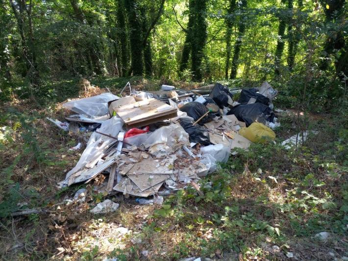 Immondizia nella stradina che porta al monumento di Tommy Onofri