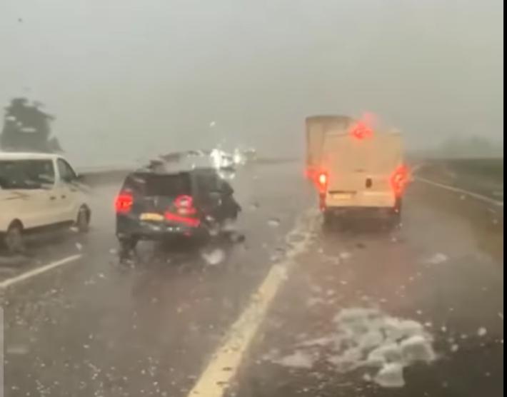 Violenta grandinata nel Bresciano, alcune strade imbiancate - Video 