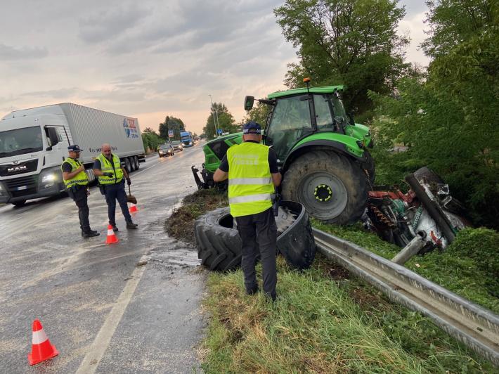Si scontrano un'auto e un trattore: due feriti gravi in via Langhirano