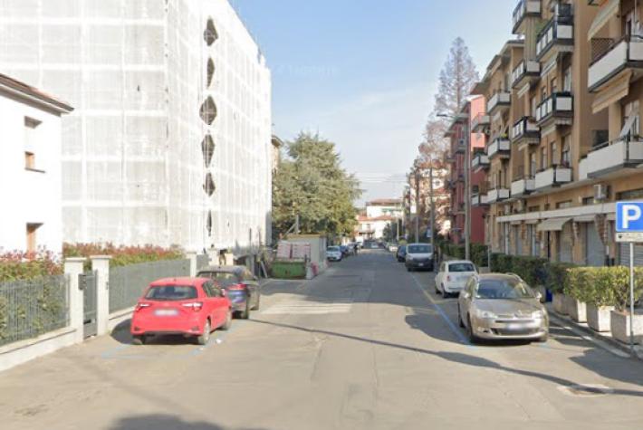 Scontro auto scooter in via Sassari, ferito un postino