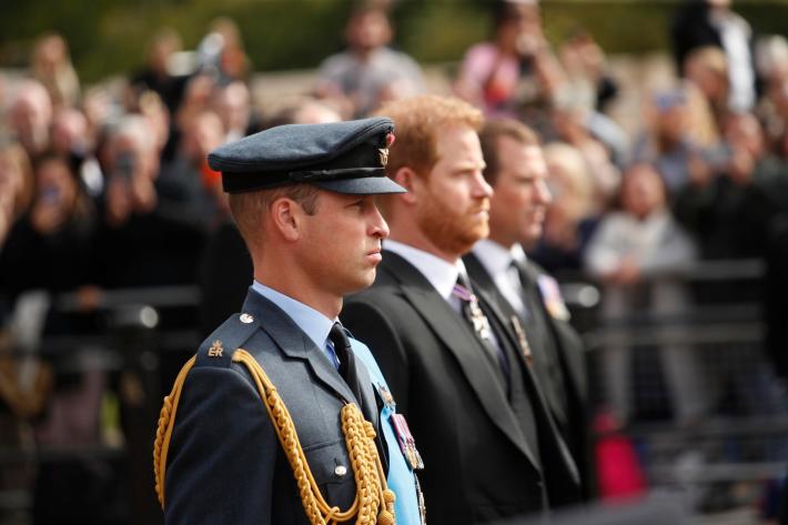 William e Harry al funerale dello zio, ma resta il gelo