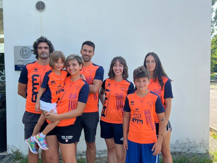 Arancio fluo e blu notte: svelata la maglia della Parma Mezza Maratona 2024