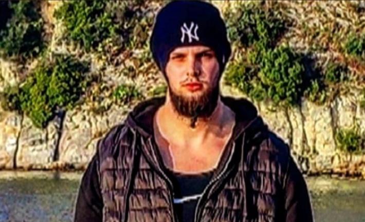 Insegue due ladri, li blocca e li fa denunciare