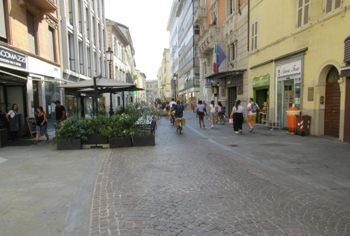 Quella &laquo;passerella&raquo; per gli autobus in via Cavour: realizzata nel 1986, mai percorsa dai mezzi pubblici, oggi c&rsquo;&egrave; ancora