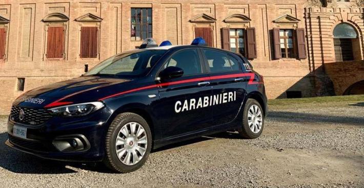 Aggredisce medici e carabinieri a cui cerca di prendere la pistola: denunciata