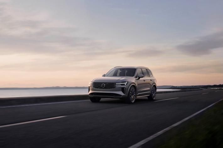 EX90 o XC90? Volvo risolve il dilemma dell'ammiraglia