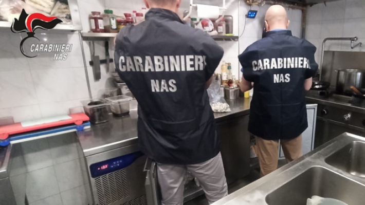  Alimenti scaduti e non tracciati. Sanzionato un ristorante