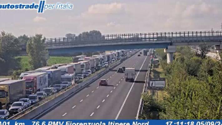 Traffico intenso sulle autostrade: disagi in A1. In Autocisa, code verso Parma per lavori 