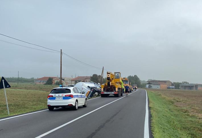 Autocisterna fuori strada a Paroletta: Sp11 chiusa per il recupero del veicolo 