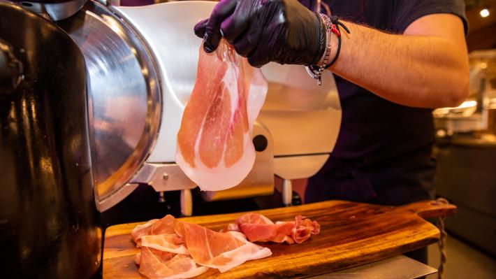 Assaggi itineranti, chef e visite golose: per due weekend sar&agrave; una festa regale