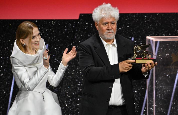 Venezia, Leone d'oro ad Almodovar. Premiato il giovane Francesco Gheghi. Coppa Volpi a Lindon e Kidman, l'attrice assente per la morte della madre  - Tutti i premi di Venezia 81
