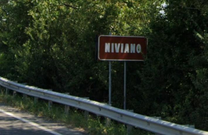 Aggredisce con un'accetta gli amici a cena  a casa sua nel Piacentino