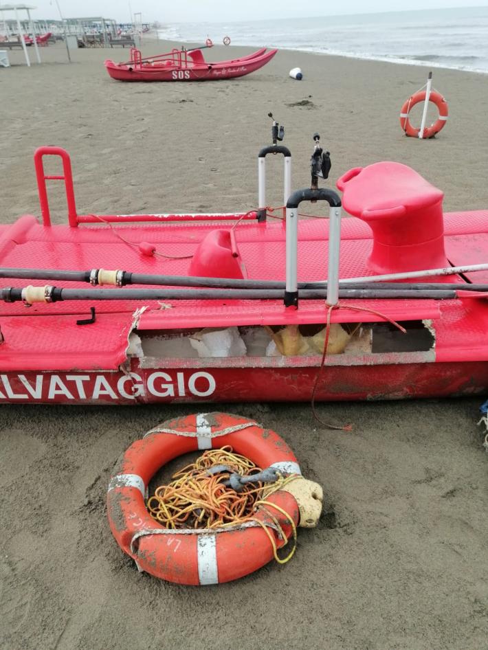 Pioggia, grandine e una piccola tromba d&rsquo;aria in Versilia: danni a Marina di Pietrasanta e Forte dei Marmi (Guarda  video e foto)