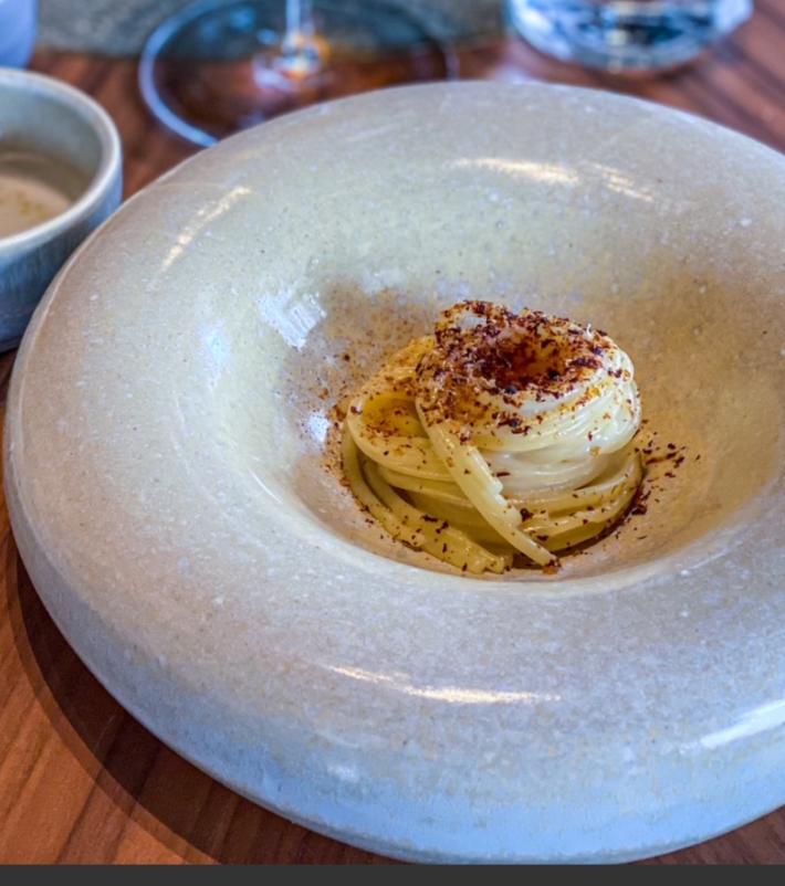 Spaghetti cacio e pepe con  anguilla in sa&ograve;r
