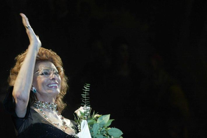 I 90 anni della "nostra" diva, Sophia Loren: &ldquo;Penso al domani, non ho rimpianti. Mastroianni, una scintilla: gli cucinavo fagioli con le cotiche&rdquo;