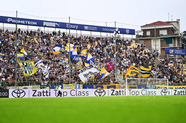 Fumogeni durante Parma-Udinese. Emesso Daspo a carico di un giovane