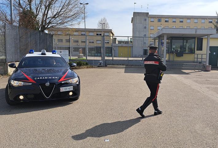 Estorce soldi e maltratta la madre: arrestato dai carabinieri