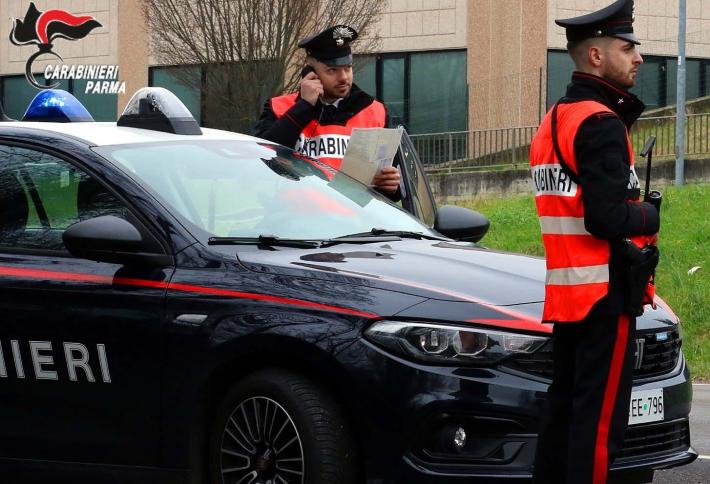 Nasconde una confezione di pollo e una bottiglia di whisky nel marsupio e cerca di uscire dal supermercato senza pagare: denunciato 49enne