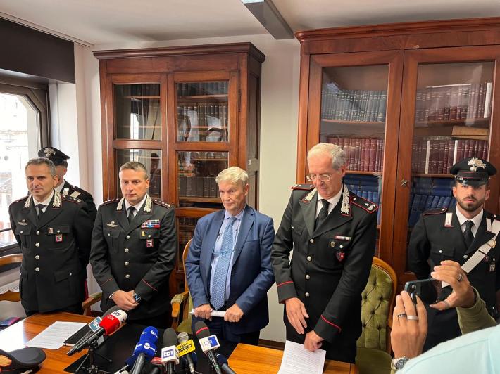 La conferma dal Dna: il padre di entrambi i neonati morti &egrave; l'ormai ex fidanzato. Il procuratore: "Sgomento.  Una ragazza  difficilmente decifrabile"