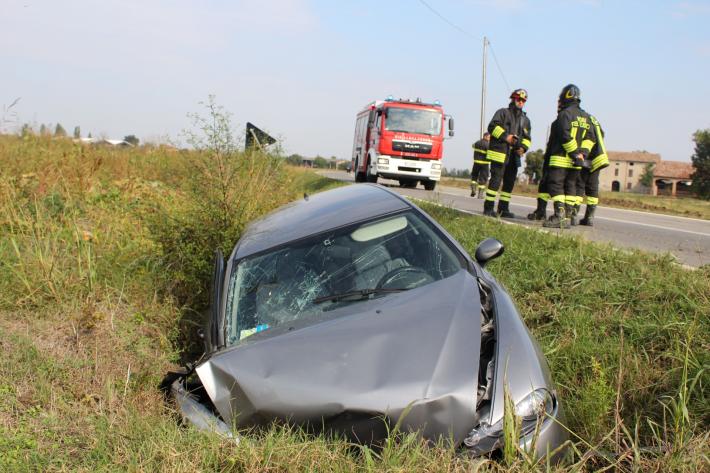 Auto finisce in un canale a Roncole: una 78enne in fin  di vita