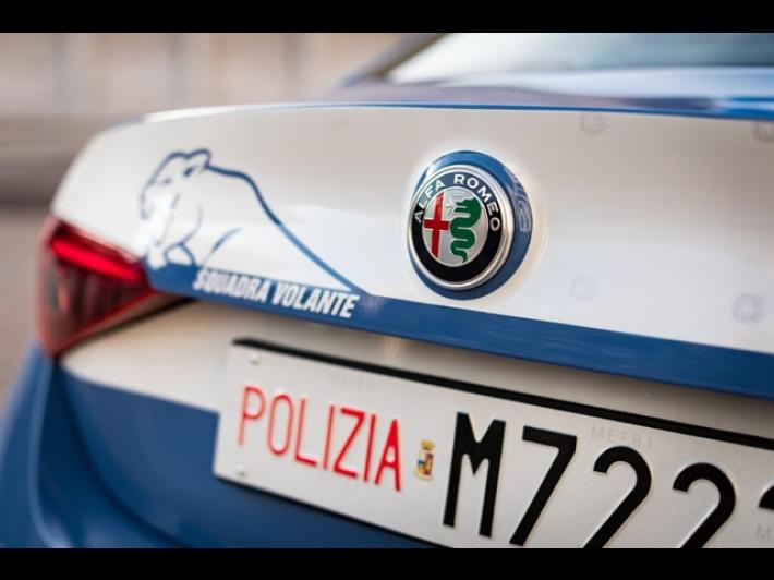 Va a prendere un caff&egrave; e gli rubano il monopattino: due giovani  picchiano il proprietario ma la fuga &egrave; bloccata dalla polizia