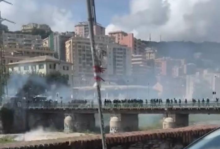 Derby di Genova ad alta tensione: gi&agrave; nel primo pomeriggio scontri tra le due tifoserie e la polizia nei pressi dello stadio