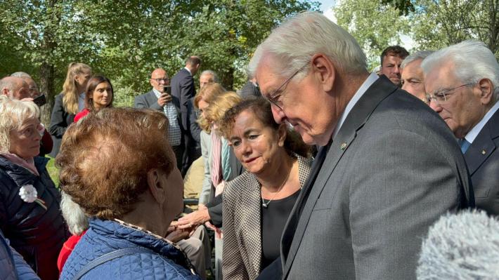 Lungo applauso in piedi a richiesta perdono Steinmeier