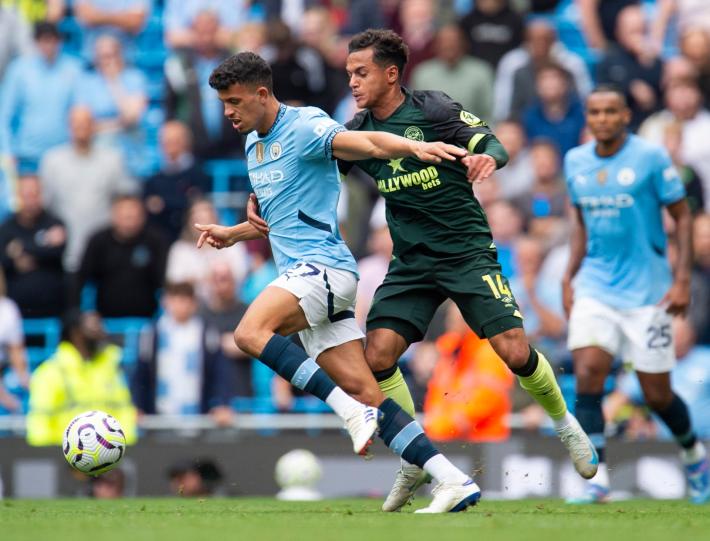 'Ruba' telefono a uomo che gli fa foto, arrestato giocatore City