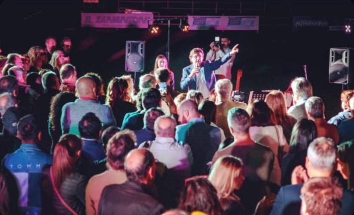 Numerosi presenti all'incontro alla club house del Rugby di via San Leonardo 