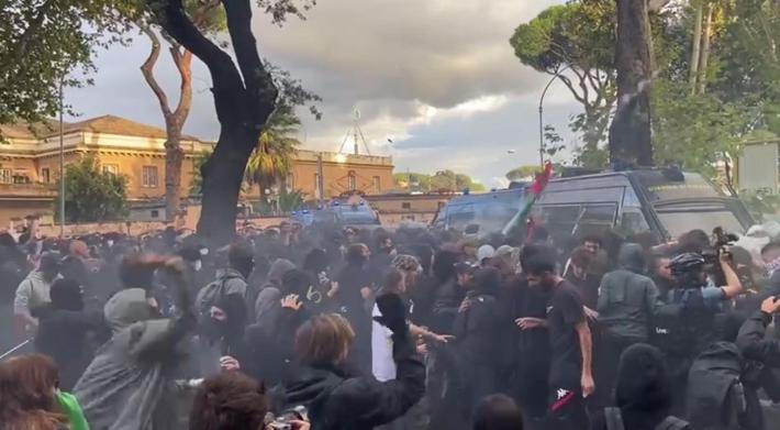 Lancio bottiglie e bombe carta contro agenti 