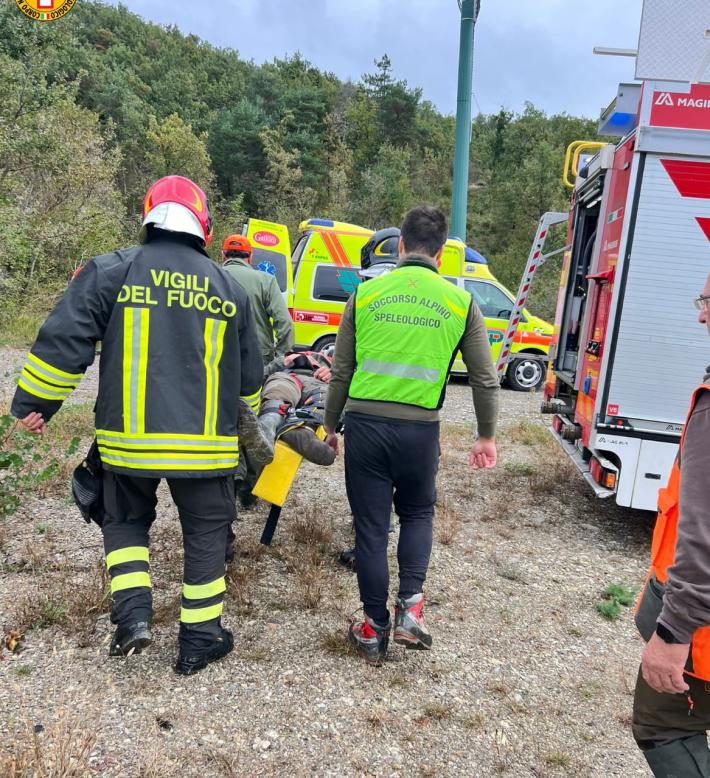 Durante una battuta di caccia scivola e si rompe una gamba: intervento di soccorso alpino, vigili del fuoco e 118