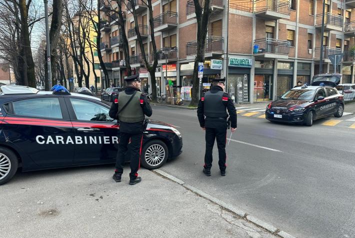 Con un taser in mano rincorre il presunto ladro del suo monopattino: denunciato dai carabinieri