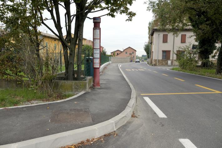 Strada Martinella a Vigatto: i nuovi marciapiedi creano un percorso pedonale in continuit&agrave;