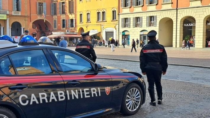 RAPINA UN MINORE IN CENTRO A REGGIO EMILIA: DENUNCIATO DAI CARABINIERI