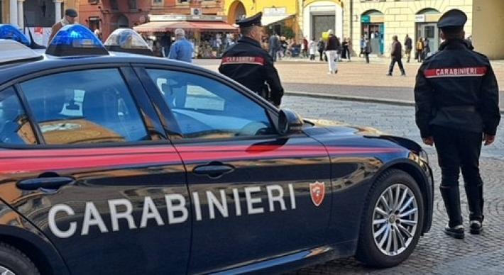 Insegue e aggredisce l'ex e il nuovo fidanzato nel Reggiano
