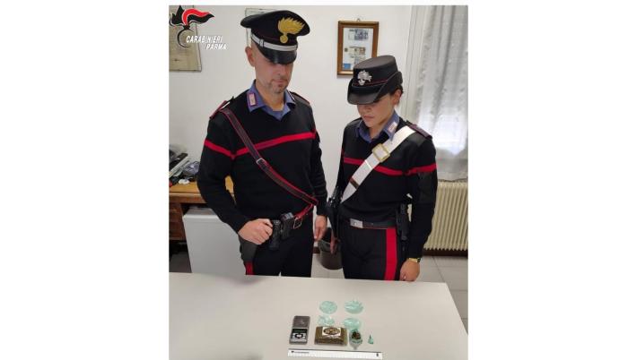 Noceto: fermato con 6 grammi di hahshish e 1 di cocaina alla fermata dell&rsquo;autobus. A casa recuperati altri 100 grammi di hashish. Arrestato 23enne.