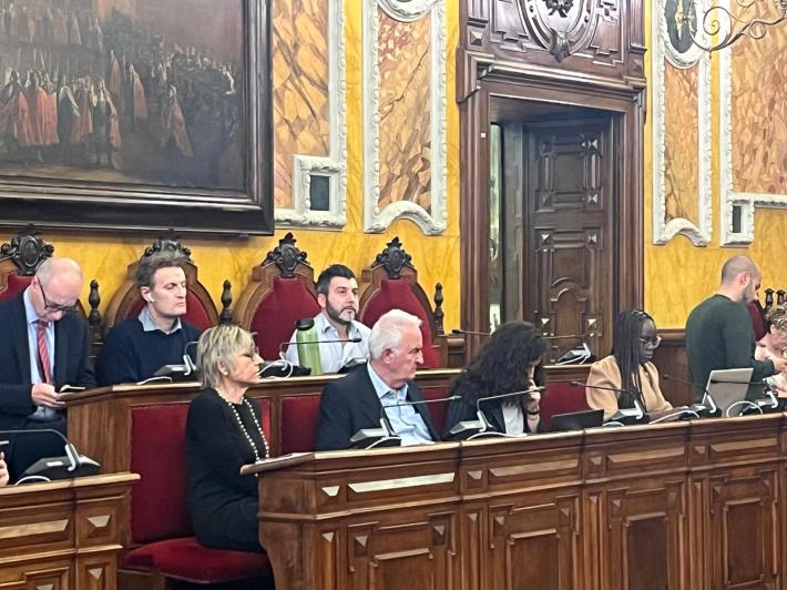 Consiglio comunale, Salzano seduto tra i banchi della maggioranza dopo la cacciata da parte di Effetto Parma