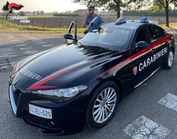 Ubriaco alla Fiera di San Donnino, prima disturba i passanti, poi aggredisce i carabinieri intervenuti. Denunciato a piede libero