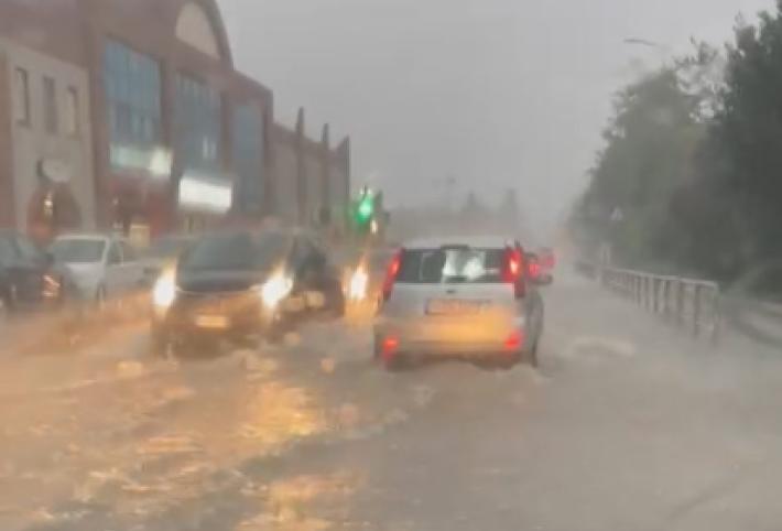 Maltempo, salgono i livelli dei corsi d'acqua in provincia: allerta notturna per Baganza e Parma. Segnalazioni di allagamenti (Video). Attivata la sala operativa della protezione civile (sacchetti all