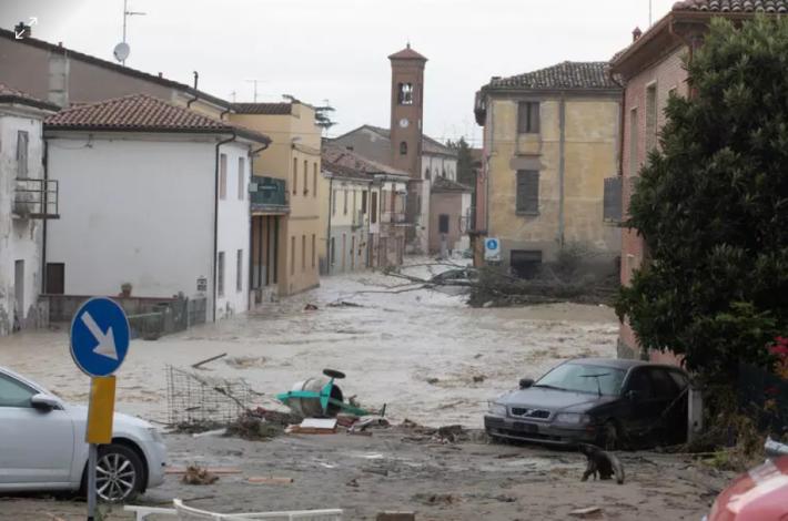 Alluvionati davanti Regione E-R, "vergognosa incuria territorio"