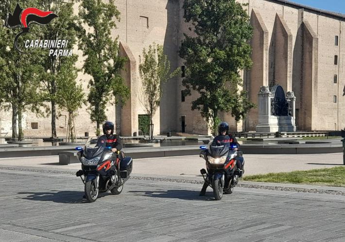 Passa in piazza della Pace e nota uno straniero con il suo monopattino rubato mesi fa