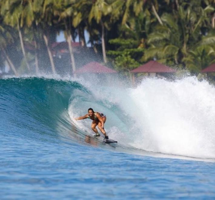 Giulia Manfrini, surfista e influencer 36enne morta in Indonesia  ferita da un pesce spada 