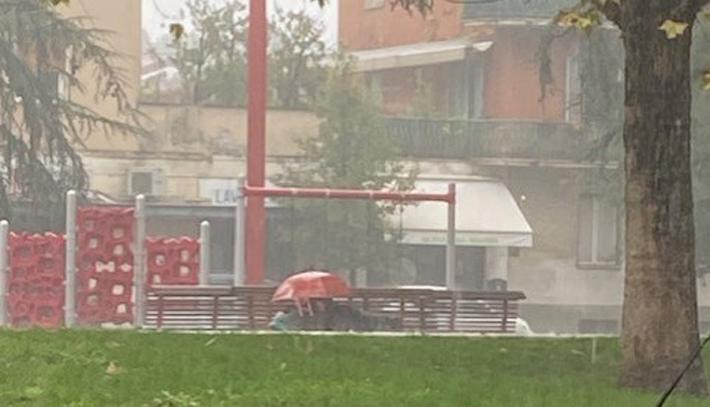 Un senzatetto parmigiano dorme sotto l'acquazzone