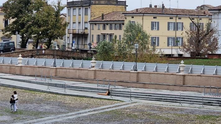 Montate le paratie a Colorno, la piena del torrente Parma &egrave; attesa attorno alle 10,45. Asolana allagata da San Polo verso il Boghignolo