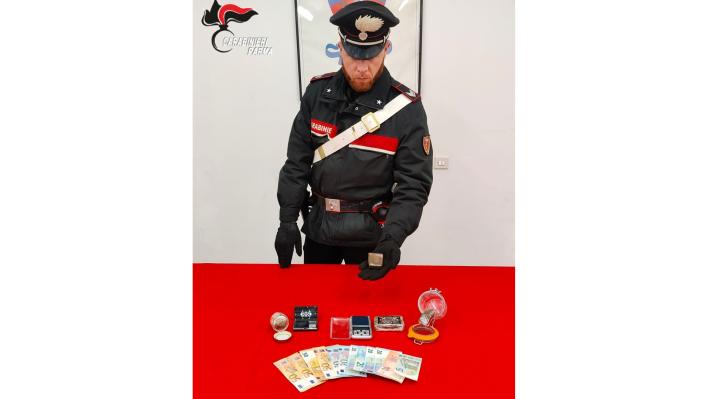 Parma: fermato per un controllo e&rsquo; stato trovato in possesso di poco meno di 200 grammi di hahshish. Arrestato 20enne.