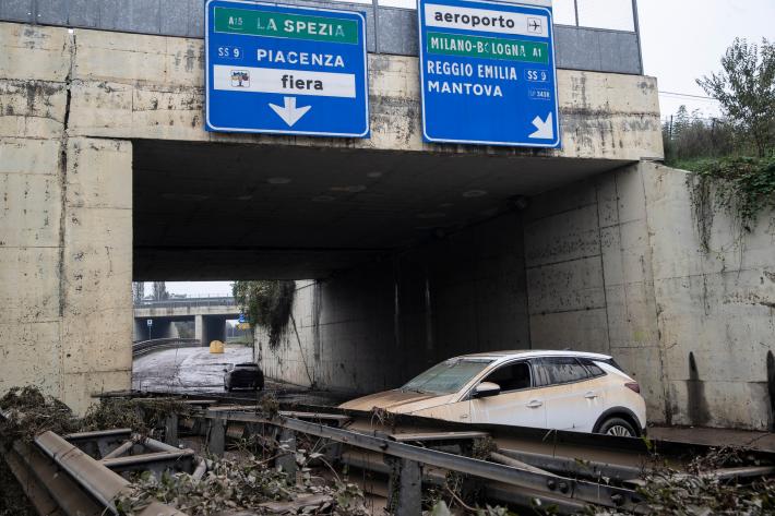 Tangenziale ovest, ci sono ancora auto bloccate nel sottopasso: tratto chiuso